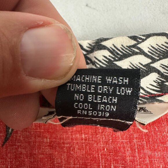 Vintage Magnum 357 Mens Red Hawaiian Shirt With Pineapple & Ukulele Print Size L - Picture 5 of 5